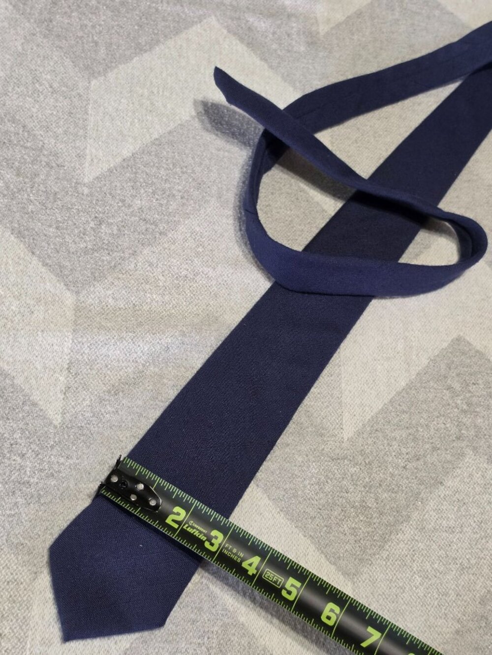 Oleg Cassini Mens Skinny Navy Blue Neck Tie - Made In USA - 2.75" Width Classic - Picture 2 of 4